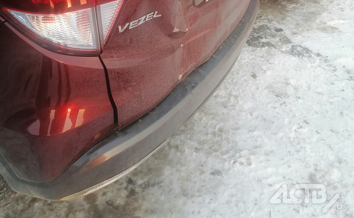 Неизвестный автомобиль столкнулся с "Хонда Везел" и скрылся с места ДТП в Южно-Сахалинске