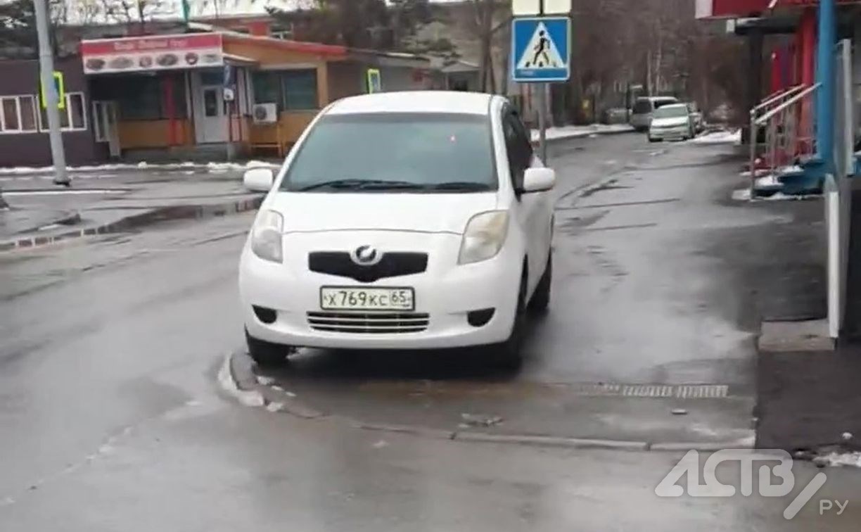 Автохам "застыл" на тротуаре в Южно-Сахалинске
