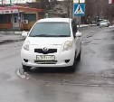 Автохам "застыл" на тротуаре в Южно-Сахалинске
