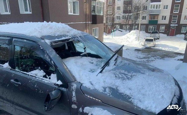 Снежная "лавина" сошла с балкона дома на машину жителя Холмска