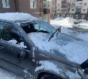 Снежная "лавина" сошла с балкона дома на машину жителя Холмска