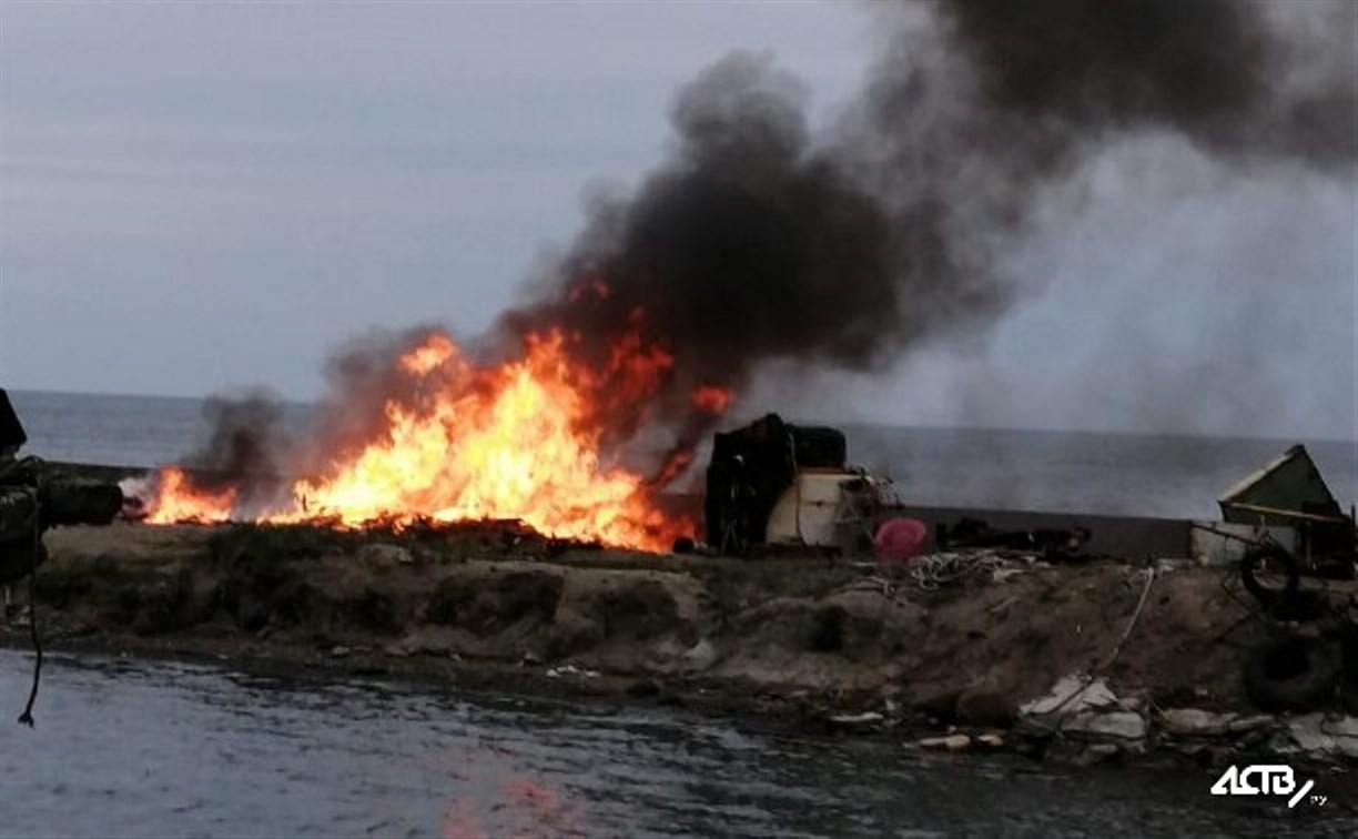 Сахалинская прокуратура проводит проверку по сообщению о стекающем в море мазуте