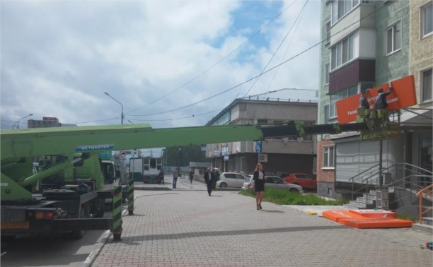 Работы выполняются с нарушением правил безопасности на улице Пуркаева в южно-Сахалинске Работы выполняются с нарушением правил безопасности на улице Пуркаева в южно-Сахалинске
