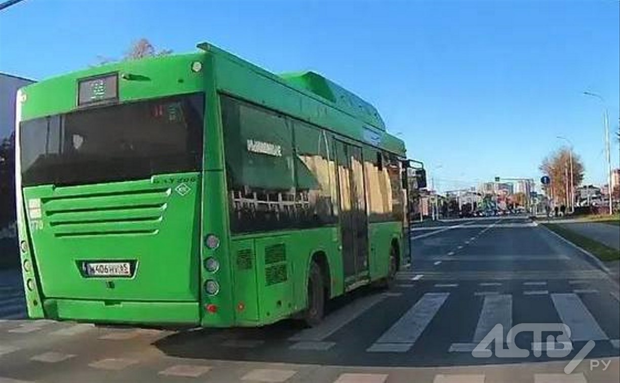 Еще один лихач на автобусе "забил" на красный и пронесся по "зебре" в Южно-Сахалинске