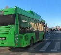 Еще один лихач на автобусе "забил" на красный и пронесся по "зебре" в Южно-Сахалинске