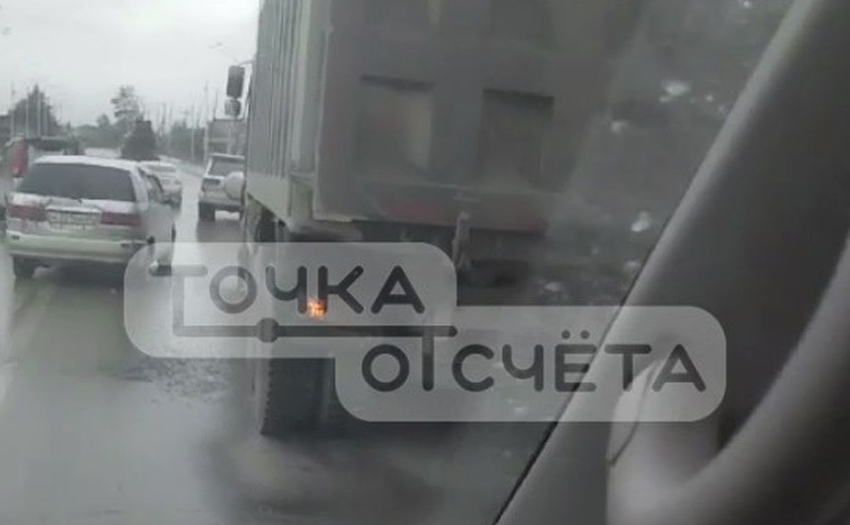 Самосвал протаранил микроавтобус в Южно-Сахалинске