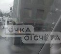 Самосвал протаранил микроавтобус в Южно-Сахалинске