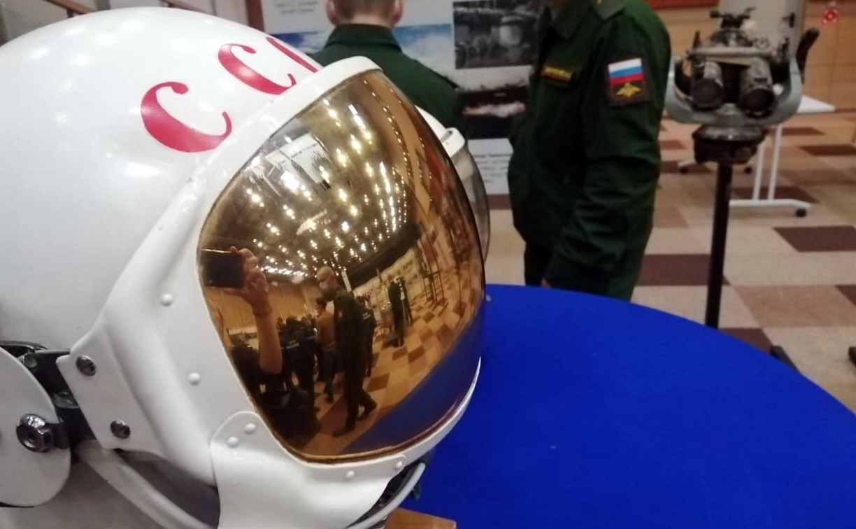 "Это просто космос": на Сахалин привезли подлинный шлем Гагарина