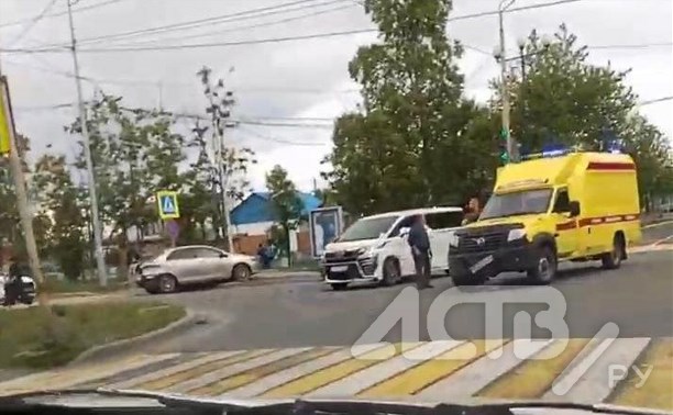 Седан и автомобиль скорой помощи столкнулись в Поронайске
