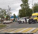 Седан и автомобиль скорой помощи столкнулись в Поронайске