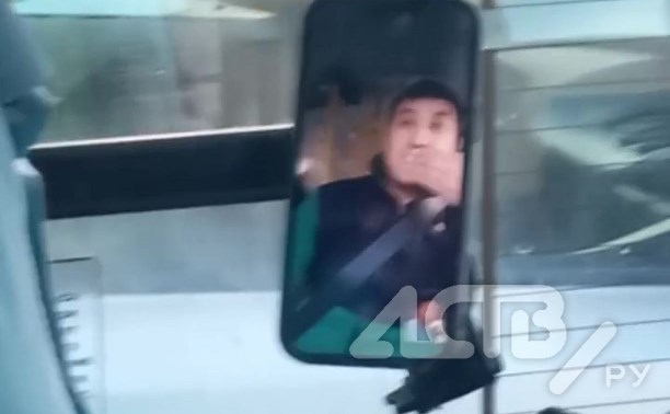 Южносахалинка пожаловалась на водителя автобуса, который в пути общался с товарищем по видеосвязи