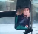 Южносахалинка пожаловалась на водителя автобуса, который в пути общался с товарищем по видеосвязи