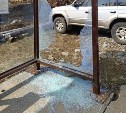 В селе на Итурупе кто-то разбил стекло у остановочного павильона
