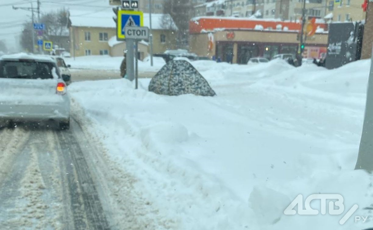 "Зубарь пошёл!": появившаяся на городской улице рыбацкая палатка удивила южносахалинцев