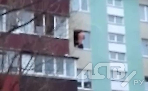 Полуголый мужчина вылез в окно многоэтажки в Южно-Сахалинске - к месту прибыли экстренные службы