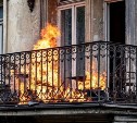 В Александровске-Сахалинском пожарные тушили возгорание на балконе