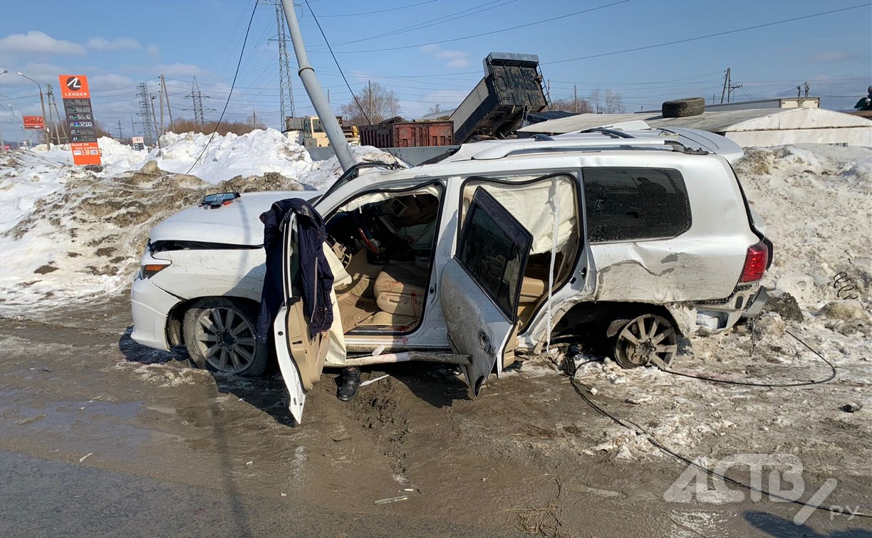 Водитель искорёженного после ДТП "Лексуса" скончался в Южно-Сахалинске