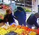 Камеры овощного магазина в Южно-Сахалинске засняли воришек 