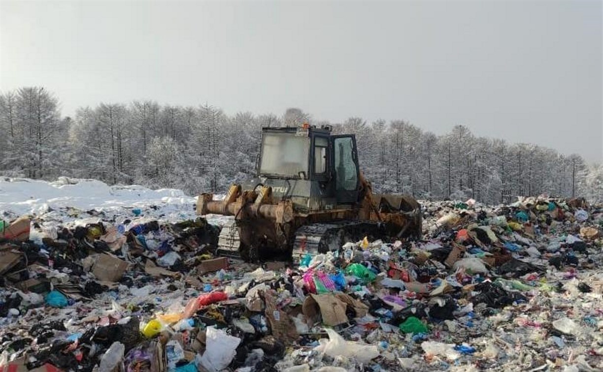 Бульдозер загорелся на мусорном полигоне в Тымовском районе