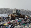 Бульдозер загорелся на мусорном полигоне в Тымовском районе