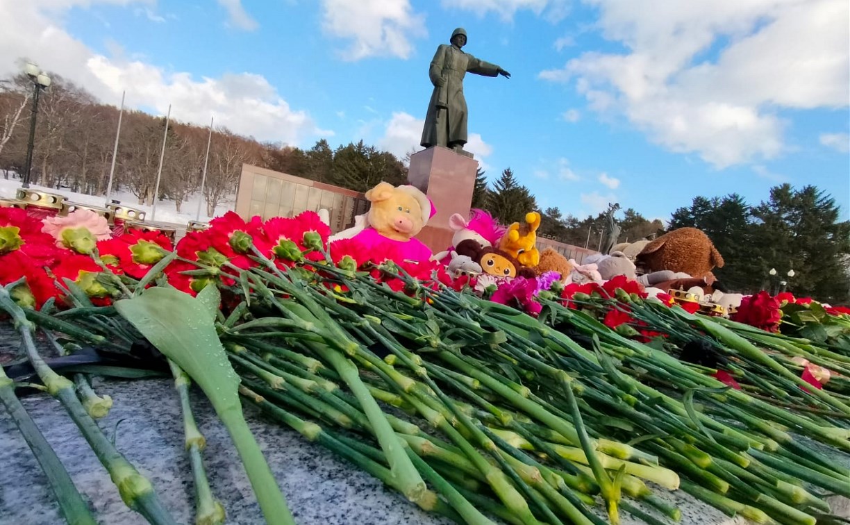 Сахалинцы продолжают нести цветы и игрушки в память о погибших в теракте в "Крокус Сити Холле"