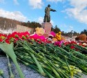 Сахалинцы продолжают нести цветы и игрушки в память о погибших в теракте в "Крокус Сити Холле"