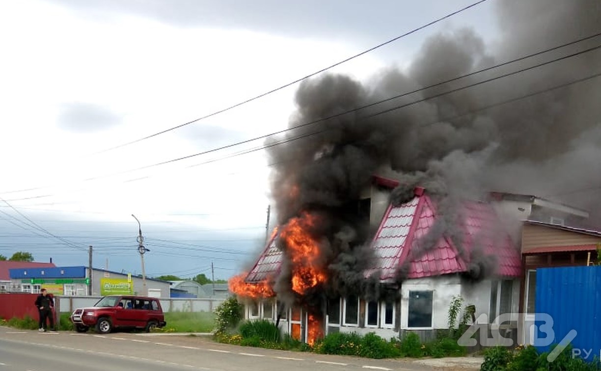 Трёх человек эвакуировали при пожаре в административном здании на Сахалине