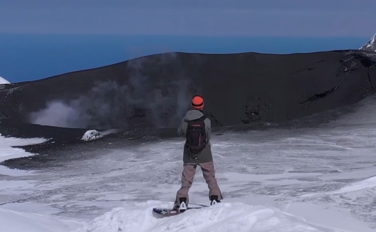 Жители Северо-Курильска катаются по склонам кипящего вулкана на сноубордах