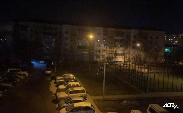 Жители Южно-Сахалинска обрадовались подключению электричества, но у них залило кипятком двор