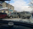 Три автомобиля столкнулись на скользкой дороге в Корсакове