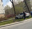 Седан врезался в дерево после столкновения с кроссовером в Южно-Сахалинске