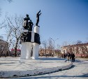 Состояние памятников Южно-Сахалинска проверил Сергей Надсадин