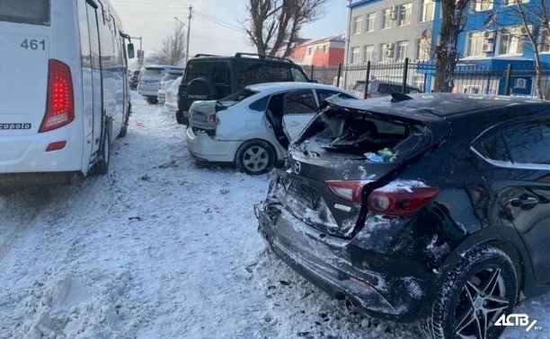 Момент ДТП с участием пассажирского автобуса в Южно-Сахалинске зафиксировал видеорегистратор