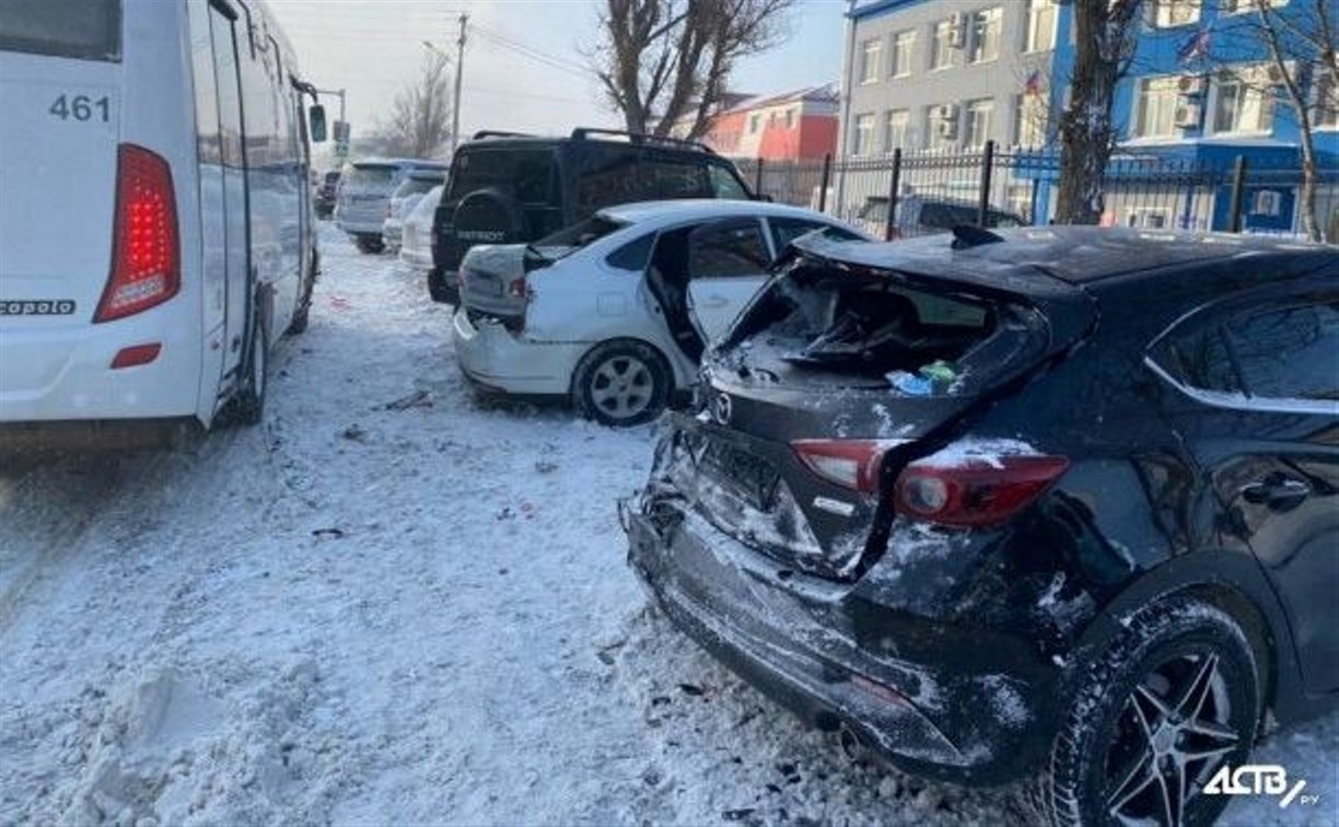 Момент ДТП с участием пассажирского автобуса в Южно-Сахалинске зафиксировал  видеорегистратор - Новости Сахалинской области. Происшествия - astv.ru