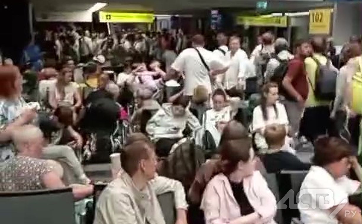 "В Шереметьево - коллапс": пассажиры задержанных рейсов Москва - Южно-Сахалинск делятся кадрами