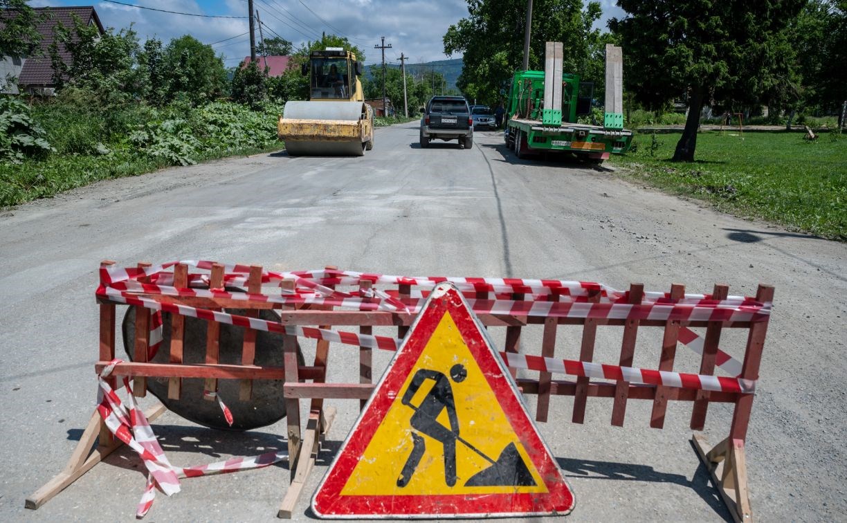 Южносахалинцы рассказали мэру о дорожниках, которые лили битум в грязь