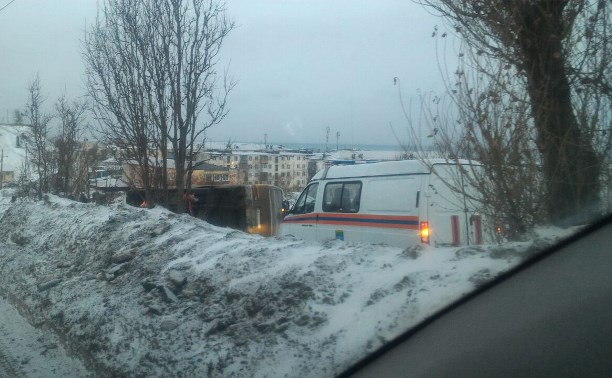Пассажирский автобус опрокинулся в Холмске
