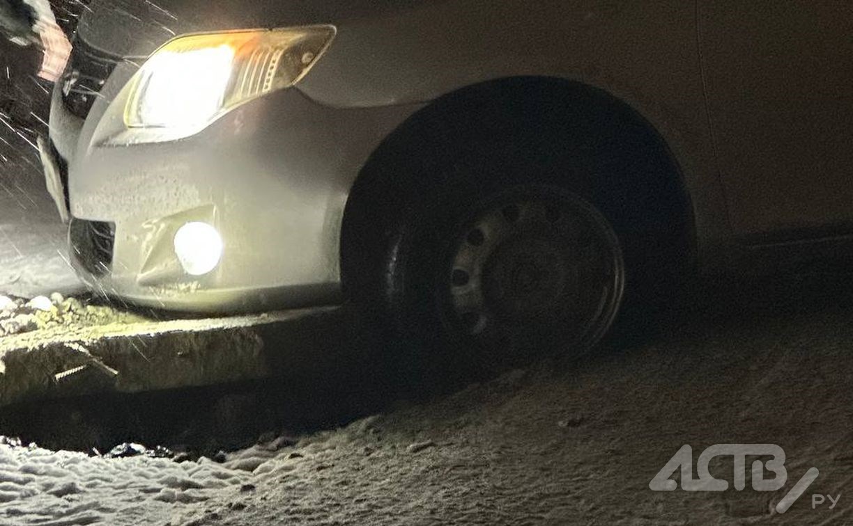Арматура пробила колесо автомобиля на парковке возле дома в Южно-Сахалинске