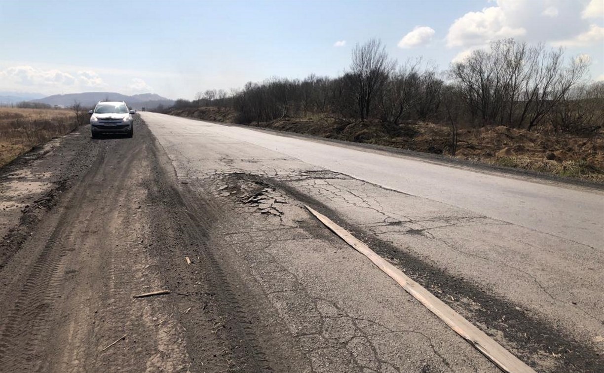 Углегорские водители массово жалуются на состояние дороги Невельск - Томари - Шахтерск