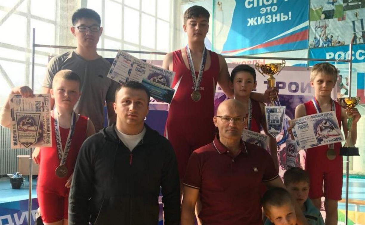 Пять медалей турнира в Благовещенске завоевали юные сахалинские борцы