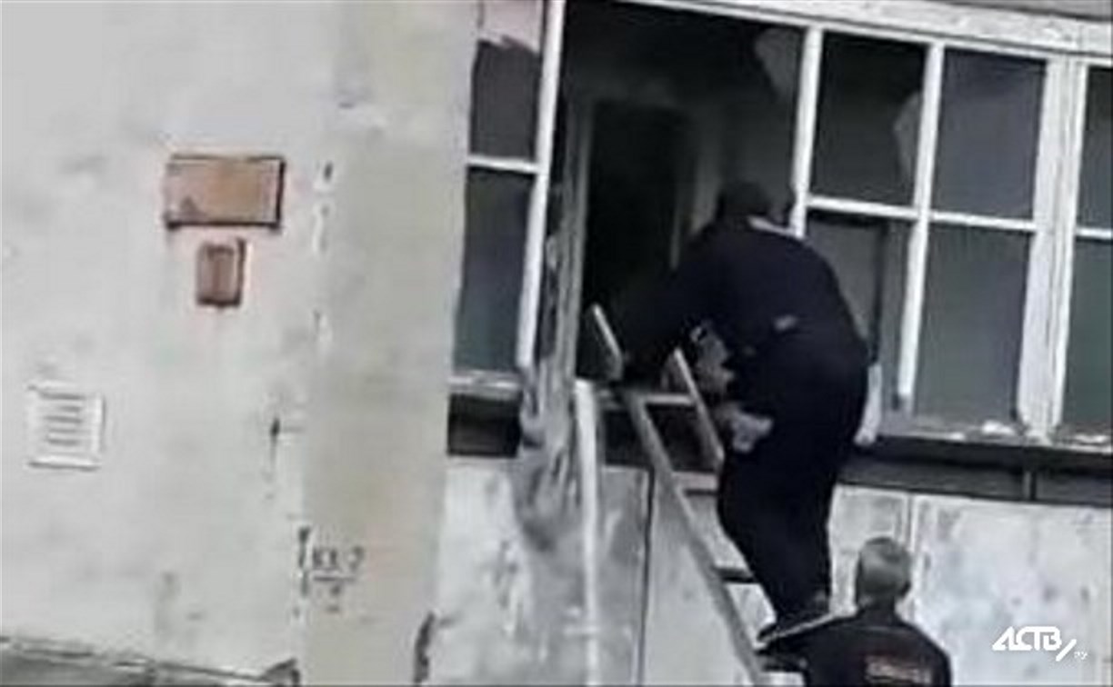 Пожарные потушили балкон в южно-сахалинской пятиэтажке