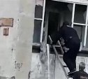 Пожарные потушили балкон в южно-сахалинской пятиэтажке