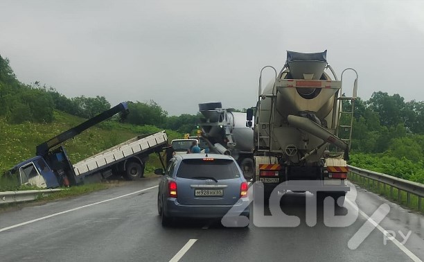 Грузовой автомобиль слетел с дороги неподалёку от Холмска