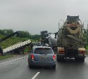 Грузовой автомобиль слетел с дороги неподалёку от Холмска 