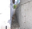 "Тогда я тебе проезда не дам": предприниматель заблокировал сахалинцу гараж бетонным забором