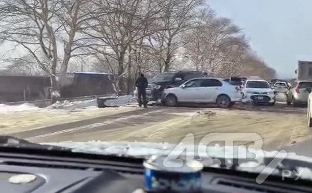 Серьёзное ДТП спровоцировало затор на улице Фархутдинова в Южно-Сахалинске