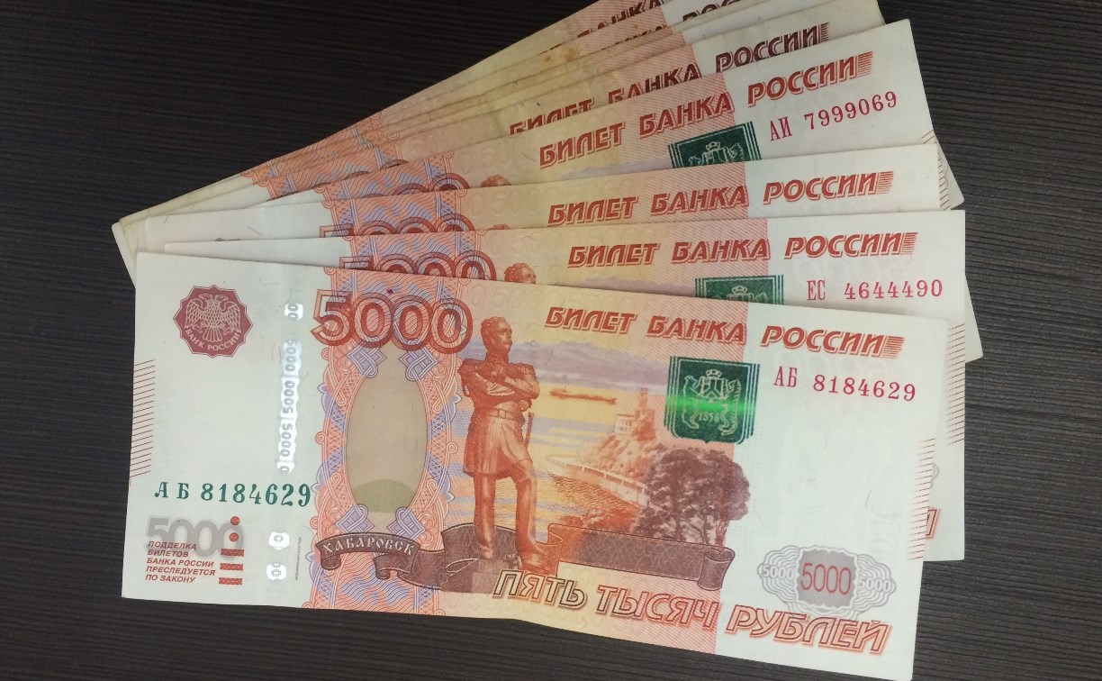 Продавец торговой базы в Корсакове "премировала" себя, пустив мимо кассы 190 тысяч руб.