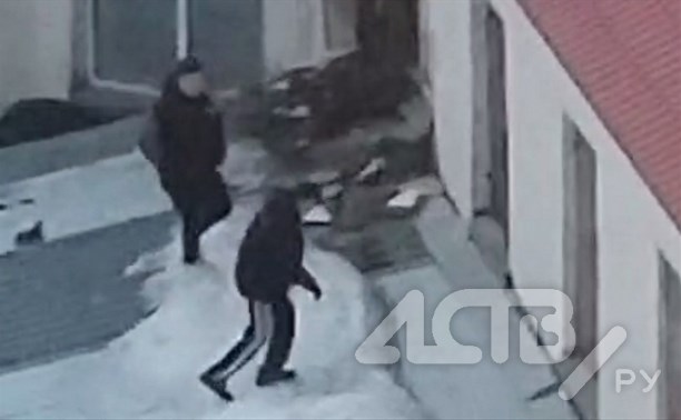 Подростки устроили "базу" в разваливающейся гостинице на площади Ленина в Южно-Сахалинске 