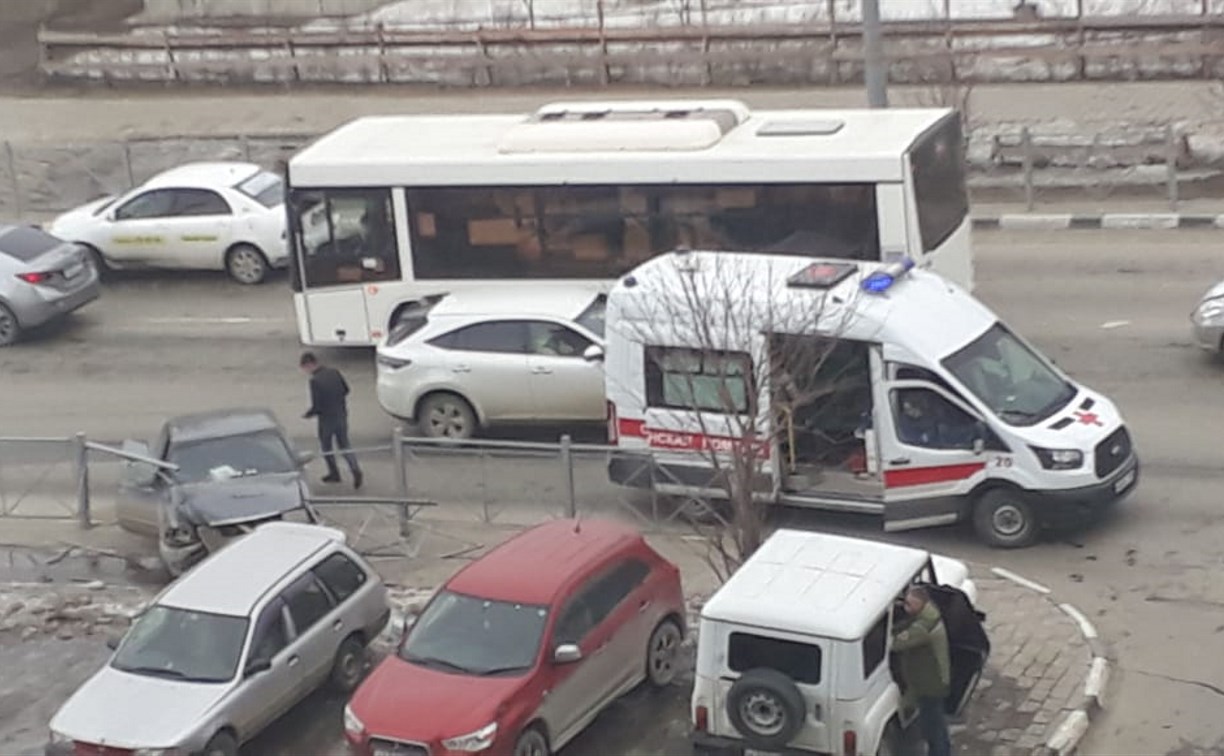 "Тойота" врезалась в дорожное ограждение в Южно-Сахалинске