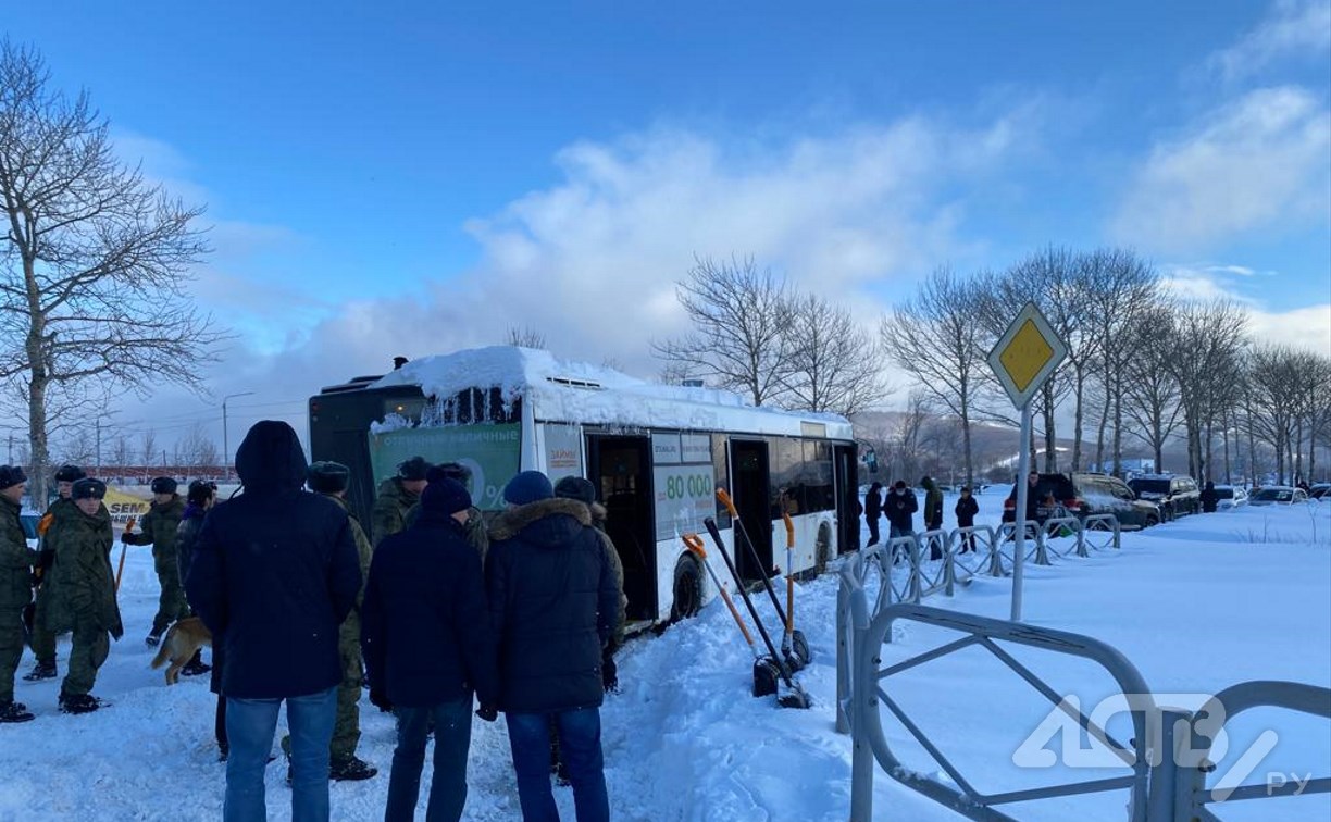Пассажирский автобус застрял по пути из аэропорта в Южно-Сахалинске